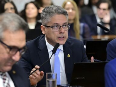 “Essa PEC é para proteger parlamentar bandido”, denuncia senador