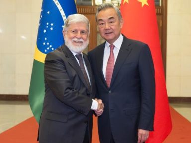 Amorim e Wang Yi reforçam BRICS e condenam agressões tarifárias