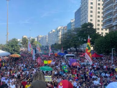 Manifestantes chegam a Copacabana para protesto contra anistia e PEC da impunidade