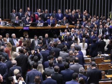 Câmara aprova PEC da Impunidade com armação pelo voto secreto