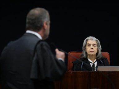 Ministra rebate advogado: “sabe a distinção entre processo eleitoral auditável e voto impresso?”