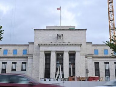 Sob tarifaço, com risco de estagnação e desemprego, Fed corta juros em 0,25%