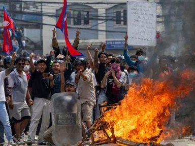 Turba vandaliza sedes de governo e incendeia parlamento do Nepal
