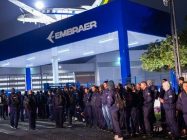 Metalúrgicos da Embraer entram em greve por aumento real e manutenção de direitos