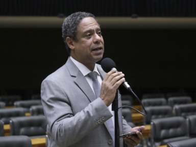 Orlando Silva repudia censura da Meta ao CNAB: “decisão arbitrária e abusiva”