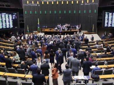 Câmara aprova projeto que retira do arcabouço fiscal recursos para saúde e educação