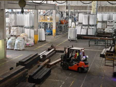 Economia desacelera e BC promete manter juro a 15% por tempo “prolongado”