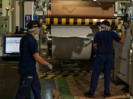 Indústria perde ritmo “por causa das taxas de juros elevadas”, diz CNI