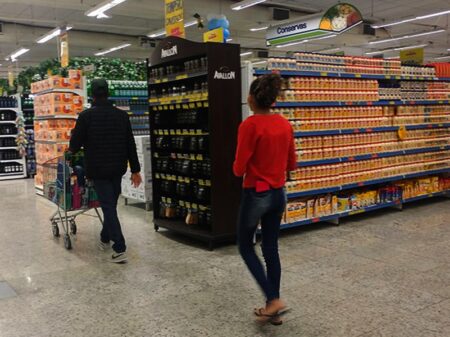 Juros elevados derrubam vendas do comércio