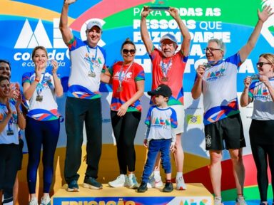 Lula escracha Trump, Bolsonaro e exalta professores em caminhada