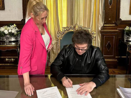 Milei atende ao FMI e veta recursos às universidades públicas