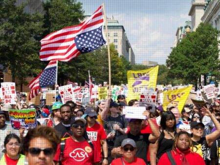 Manifestação exige fim da ocupação de Washington pelas tropas de Trump e pede sua renúncia