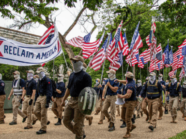 Neonazistas marcham nos EUA em homenagem a Charlie Kirk