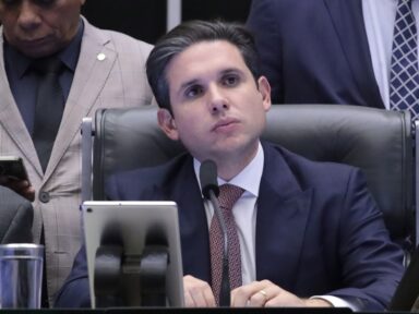 Deputados aprovam urgência para projeto de impunidade aos golpistas