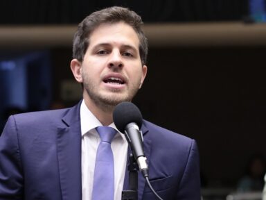 Não cassar Carla Zambelli é “um absurdo para a Câmara”, adverte líder do PSB