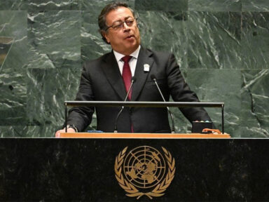 EUA pretexta combate às drogas para controlar nossa América, diz presidente da Colômbia