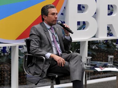 Brasil não deve ser refém do dólar, nem dos EUA, diz presidente da Frente Parlamentar do BRICS