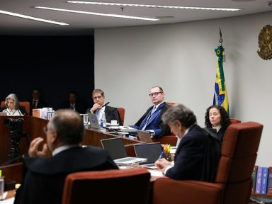Com 2 votos a 1 pela condenação de Bolsonaro, STF prossegue julgamento. ASSISTA