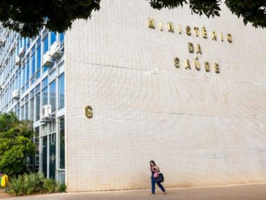 Governo convoca servidores temporários na Saúde e entidades denunciam precarização