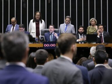 Câmara aprova PEC que dificulta investigações contra parlamentares