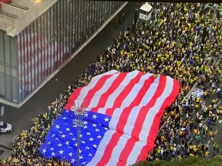 Traíras bolsonaristas estendem bandeira dos EUA em apoio a Trump no dia da Independência