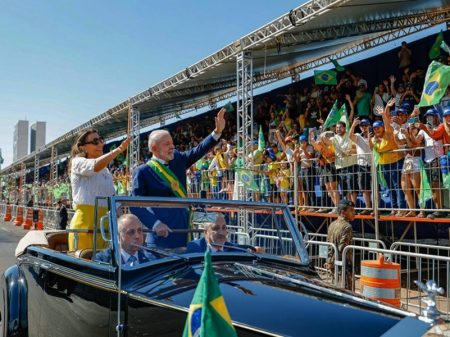 Desfile da pátria mostra Brasil unido e forte contra ingerência estrangeira