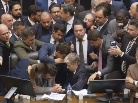 Bolsonaristas sabotam isenção do IR a quem ganha até R$ 5 mil e só pensam em acoitar criminosos