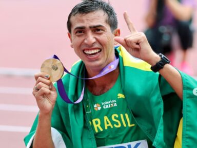 Brasileiro Caio Bonfim conquista ouro na marcha atlética em Tokio