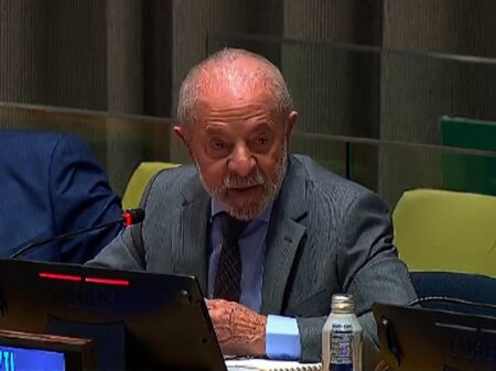 Não pode se eleger com um discurso e governar com outro, diz Lula ao defender a democracia