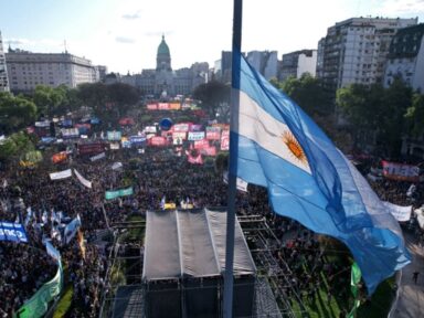 Oreiro desmonta a farsa do “sucesso” argentino:  “país está arrasado”